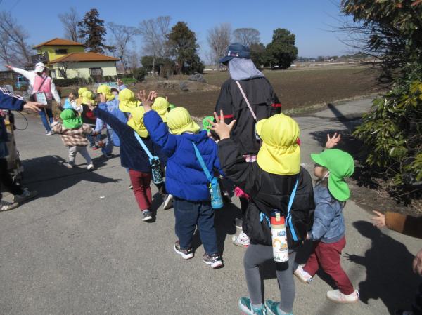 車が来ないか確認して渡りましょう✨