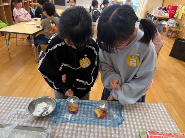 バナナケーキに粉砂糖をかけるよ!!