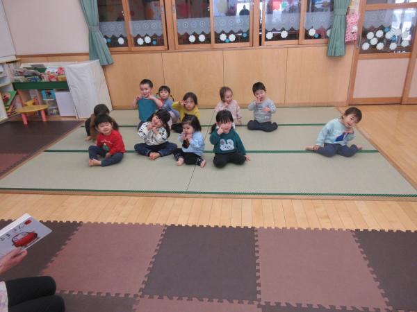 だるまさんが「にこっ」