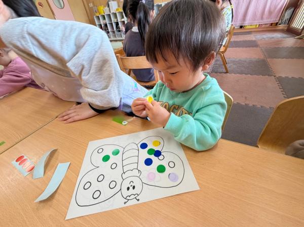 自分で台紙からはがしているよ!