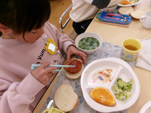 ハンバーグ、じょうずにはさめたかな🍔