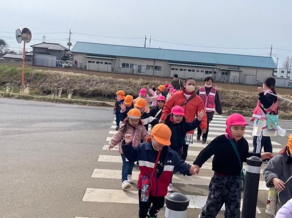 横断歩道は手を上げて渡りましょう🚥