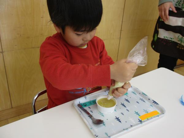 クリームでてくるかな?よいしょ!