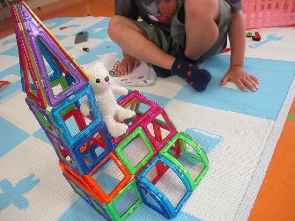 マグフォーマーで保育所を作ったよ!