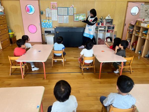 絵本の読み聞かせを上手に聞いています✨