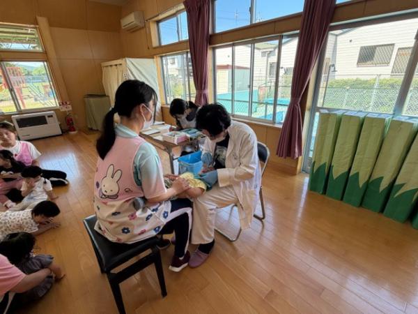 りす組は先生のお膝にゴロンして診てもらいました🦷