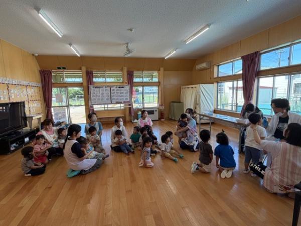 お友達が受けている様子を静かに見ています👀