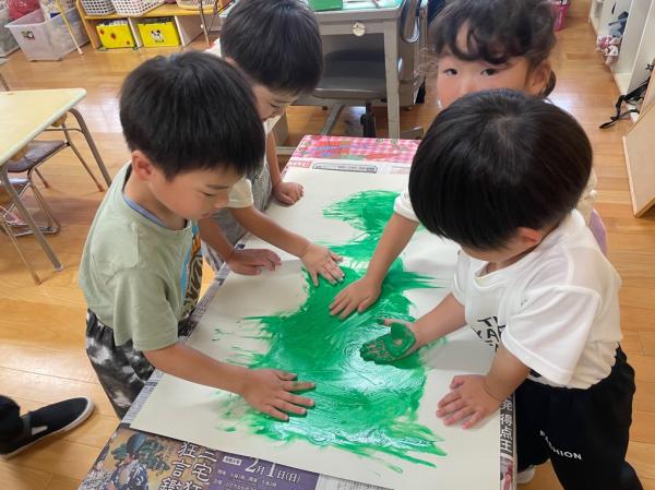 大きな紙をみんなで塗ったよ🌳
