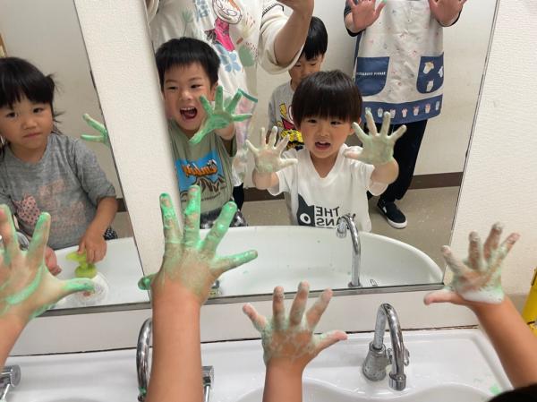 見て!泡が緑になったよ!!