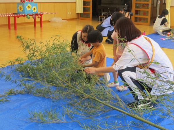 笹飾り付け