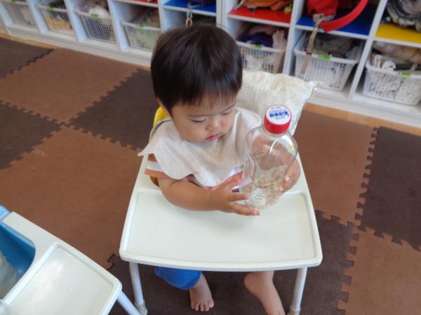 大豆が入ったボトルをフリフリフリ♬