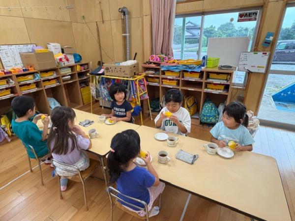 茹でとうもろこしの方が濃い黄色だね!