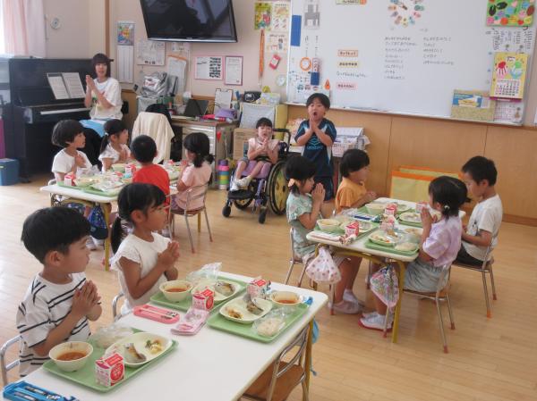 給食の様子(つき)