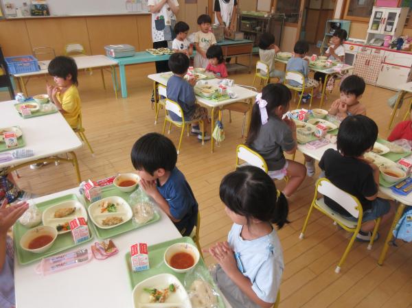 給食の様子(すみれ)