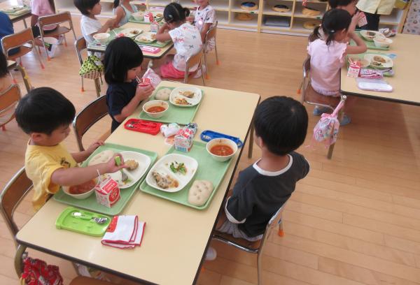 給食の様子(みかん)