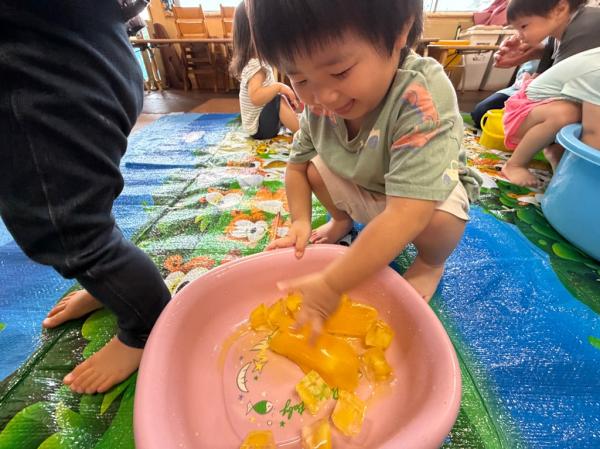黄色の氷…何だか美味しそう!?