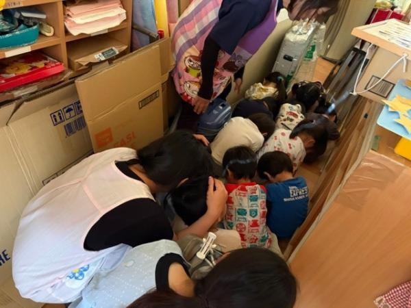 外から見えない場所に避難しました