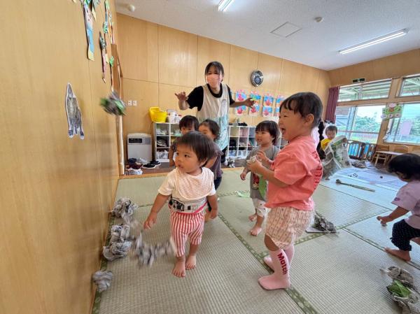 🦍に新聞紙ボール当たるかな?