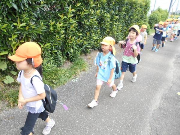 一列で歩いて、小学生気分♪