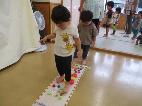 センサリーマットいろんな感触で面白い!!