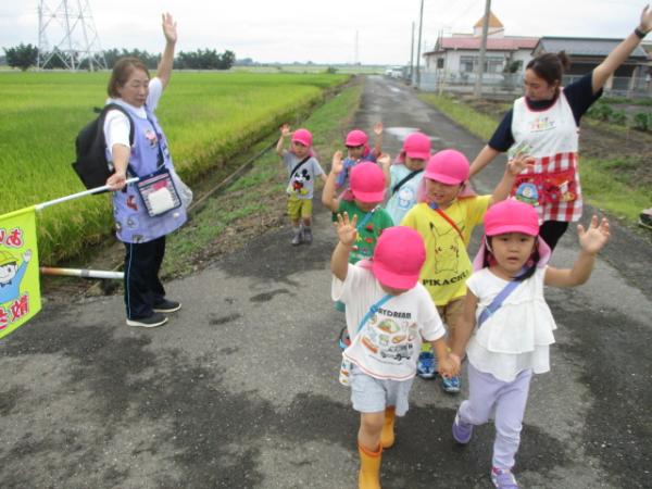 道路を渡る際は手を挙げるのを忘れずに💡