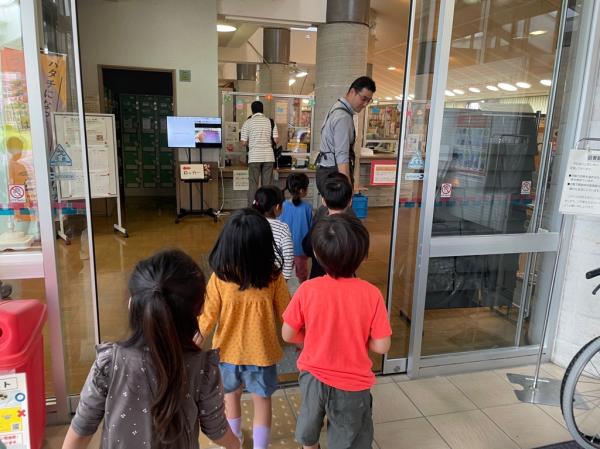 図書館の見学スタート!!