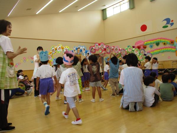 誕生児入場!アーチはすみれ組さん🎵