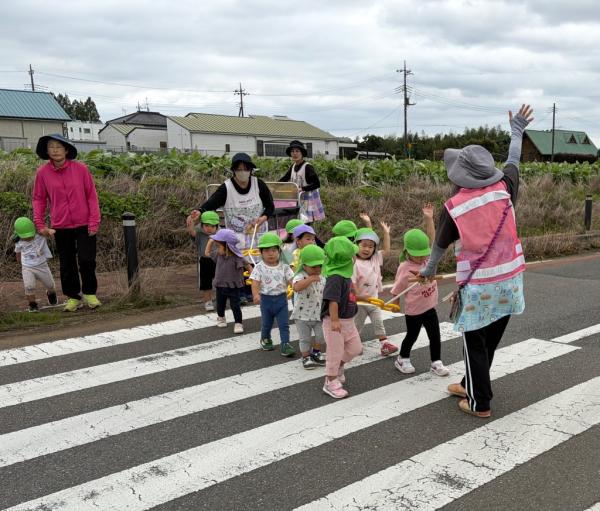 手を挙げて渡ります🖐✨