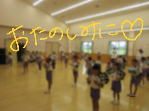 衣装を着て遊戯練習
