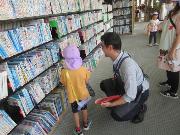司書の方に本の場所を聞いたよ📖
