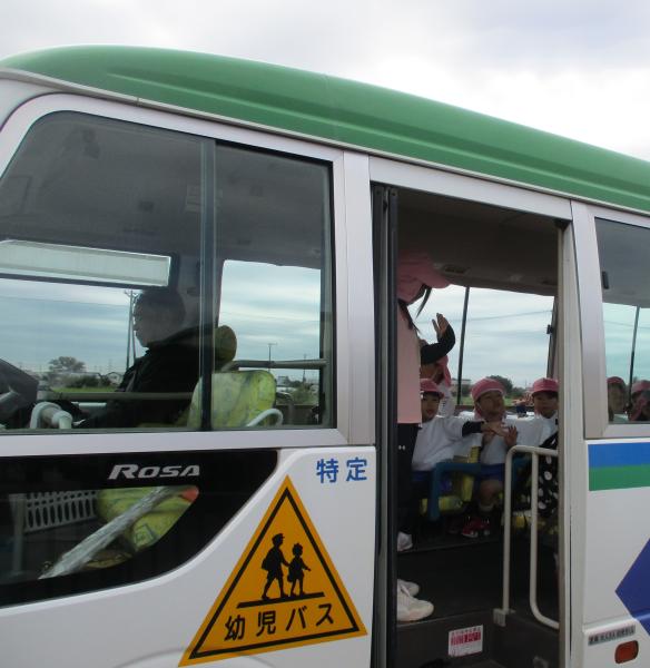 バスで出発🚌