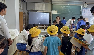 中学校を探検 ~小学2年生の訪問~