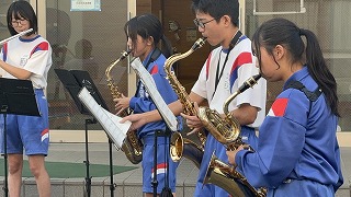 3つの曲を演奏