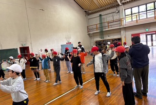 5年 宿泊学習 体育館でレクリエーション