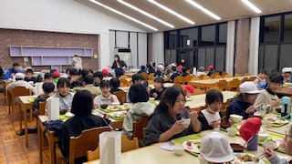 5年 宿泊学習 夕食の様子