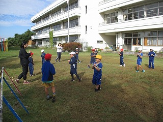 10月29日 運動遊びに取り組みました!(1・2年体育)