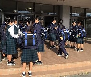 赤い羽根募金活動をしています