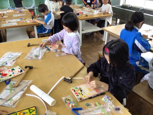 図工でくぎ打ちをしました。