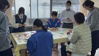 細やかな手作業に夢中、生徒たちが楽しんだドリームキャッチャー制作