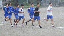 冷え込む朝、県駅伝大会へ向けた走り込み始まる