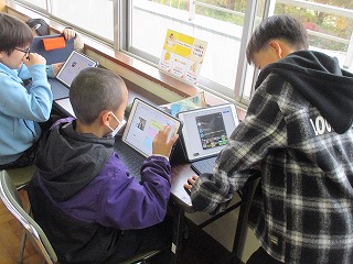 11月20日 伊奈東小の5年生に小張小の素敵な人たちを紹介しよう!(5年外国語)