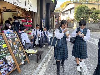 第2学年校外学習7「参道を散策中」