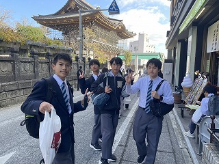 第2学年校外学習8「参道を散策中」
