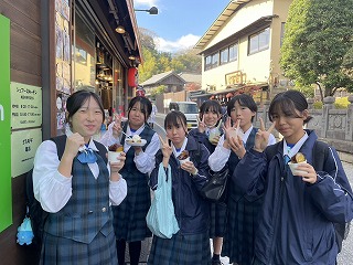 第2学年校外学習9「参道を散策中」