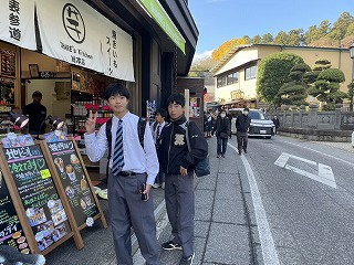 第2学年校外学習10「参道を散策中」