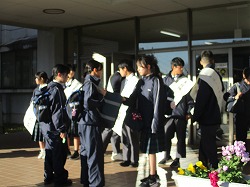 昇降口に響く「おはようございます!」 次期生徒会選挙スタート