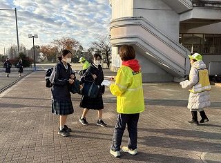 自転車の安全な乗り方を呼びかけ ~交通安全母の会~