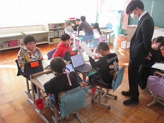 12月10日 「モチモチの木」の問いの答えを班で探そう!(3年国語)