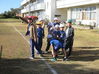 12月15日 風に負けず元気よく外へ!(全学年)