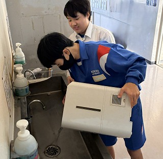 乾燥の季節、教室に潤いを 保健委員の小さな働き